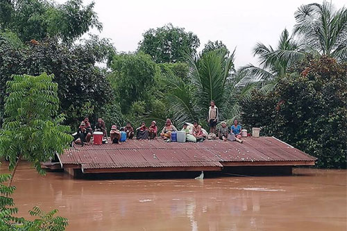 Cientos de desaparecidos tras derrumbarse una presa en Laos